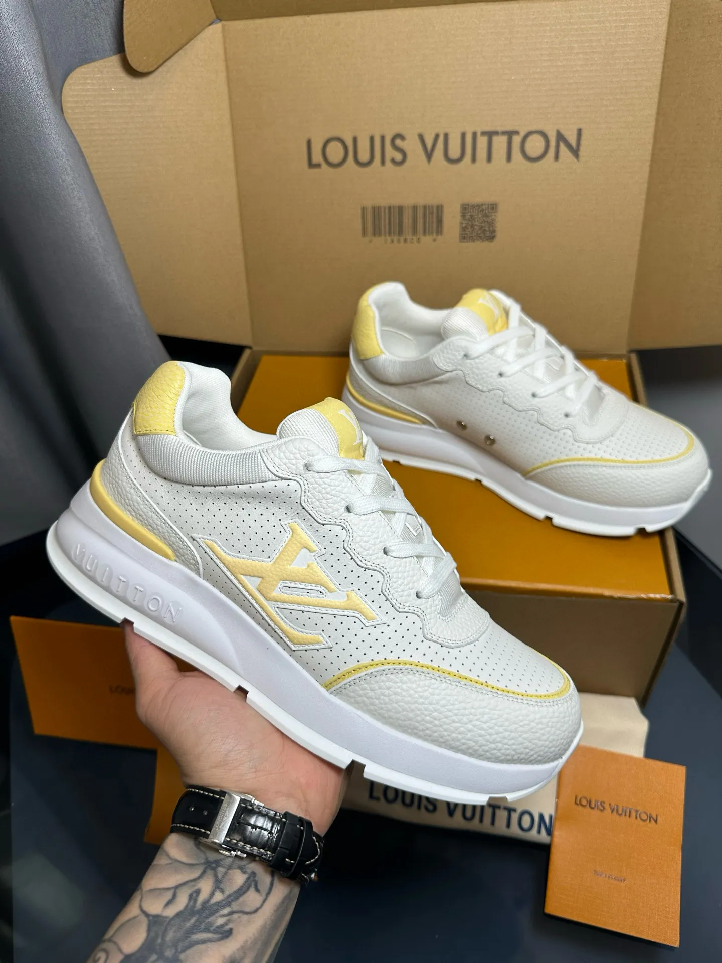 Factory price: 700💰🌈LV | Louis Vuitton 2025𝐬𝐬 🧡💚2025 spring and summer new style top version‼ ️The original version is the same. The counter focuses on the latest casual shoes and new hard goods🆕 ❥Purchasing agent level! Full of high-end feel! A popular model among bloggers at home and abroad, it’s retro and fashionable, and looks stunning on your feet! Wear a lot of happiness! The official website's main recommendation★ ━━━━━ ЅᏇєєt ━━━━━ ▪️Upper: Original custom-made imported calfskin fabric ▪️Inner: breathable gauze imported from Italy ▪️Outsole: rubber foam ➕t men's men's shoes 💰u high-end outsole ▪️Color: nine colors available ▪️Shoe size: 35-44, (45, 46 customized)